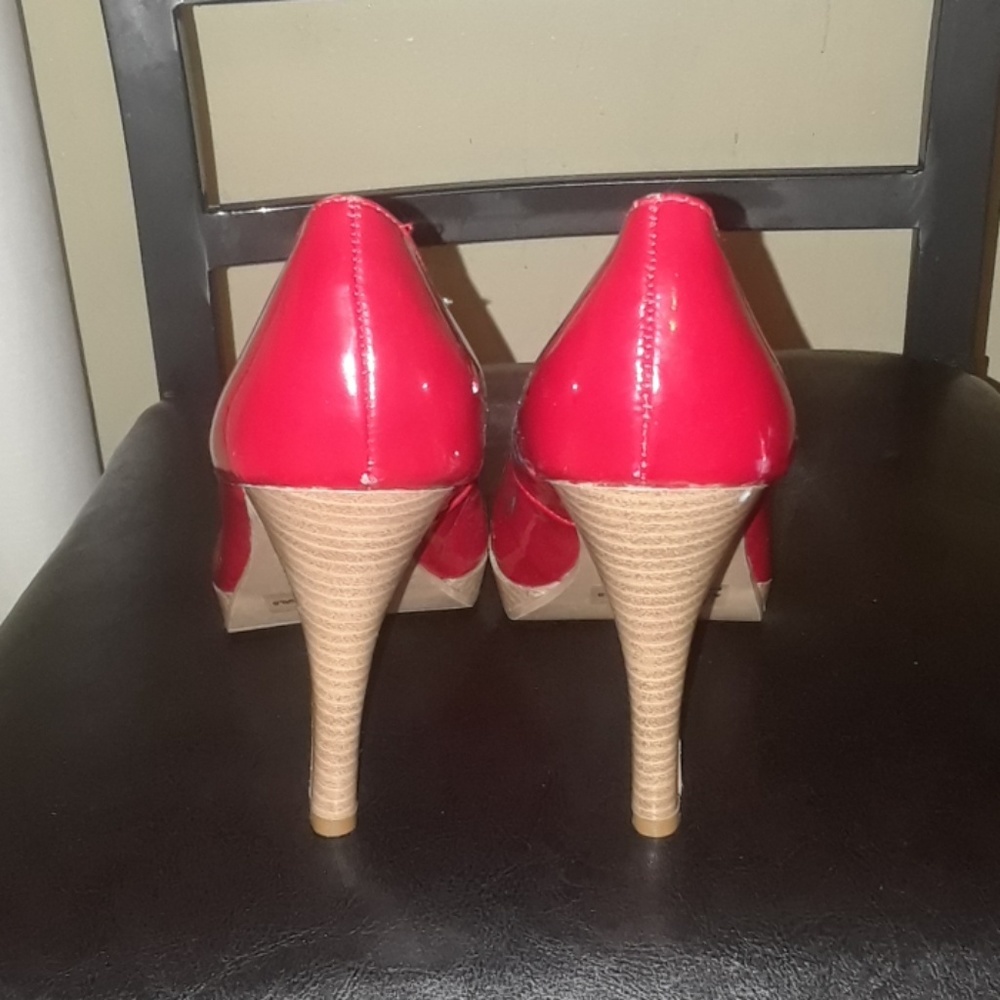 Red pumps - Picture 4 of 7